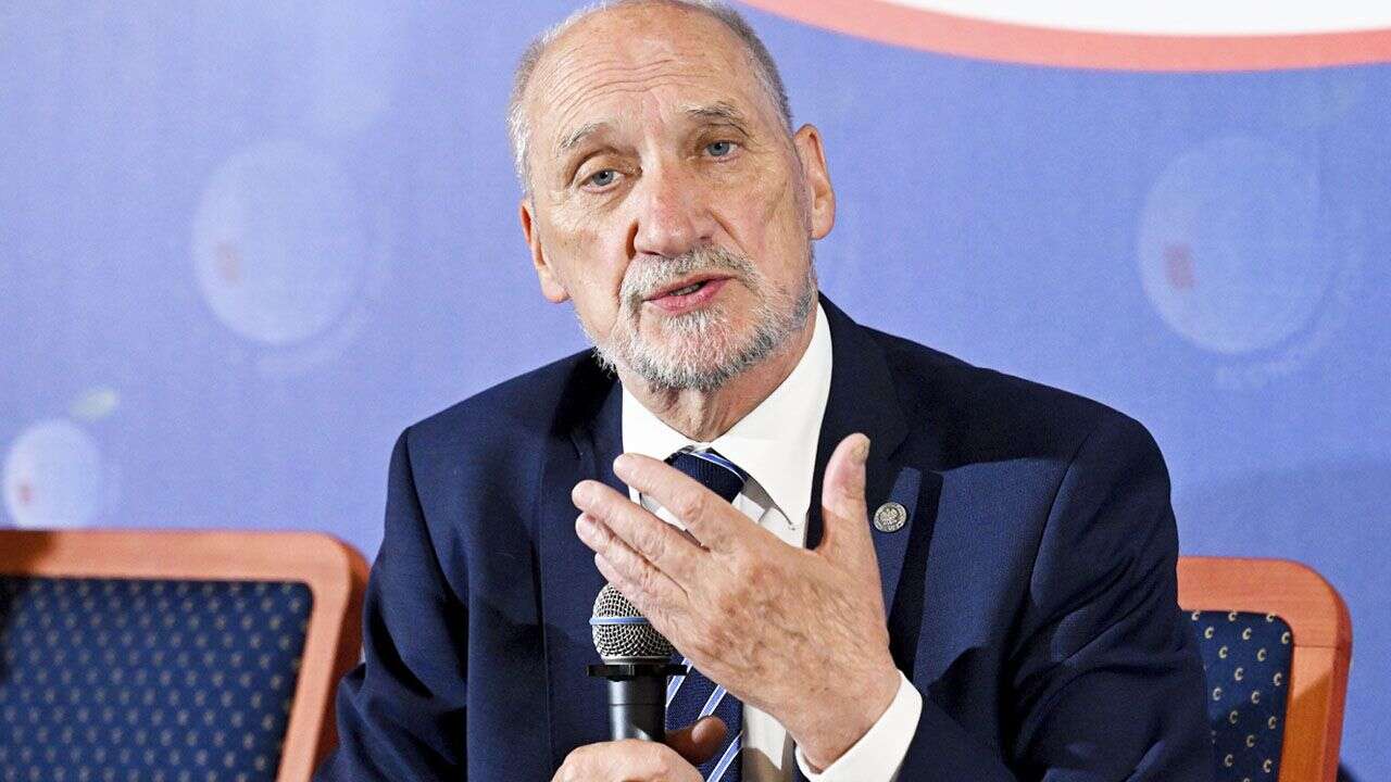 Macierewicz mówił uczniom o „zbrodni smoleńskiej”. Kurator wszczął kontrolę