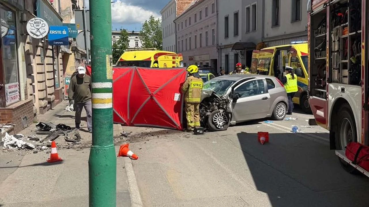 Auto uderzyło w kamienicę w centrum miasta. Nie żyje pasażerka