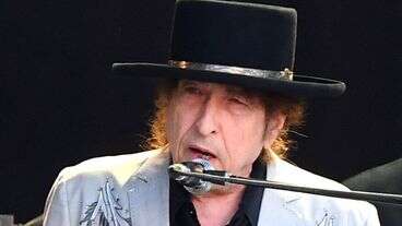 Bob Dylan Finally Plays A Song Live After 6 Years, And Does It In Weirdest Way Possible