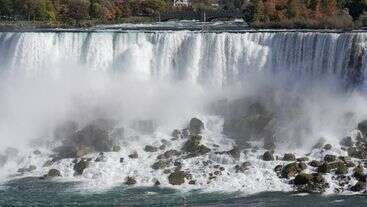 Mother Intentionally Jumps Over Niagara Falls With Her 2 Children, Police Say