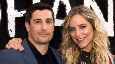 Actor Jenny Mollen Learns She Has Lice After Boarding A Plane