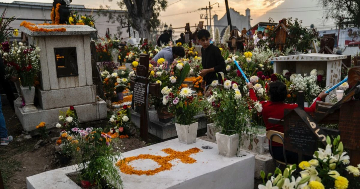 ¿El 1 y 2 de noviembre 2025 son días festivos oficiales o se trabaja normal?