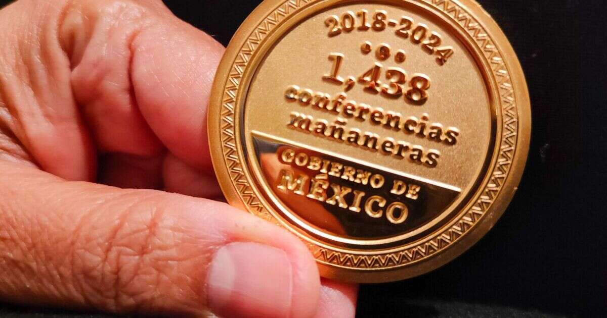 Así es la medalla que AMLO regaló a periodistas por sus 1, 438 mañaneras