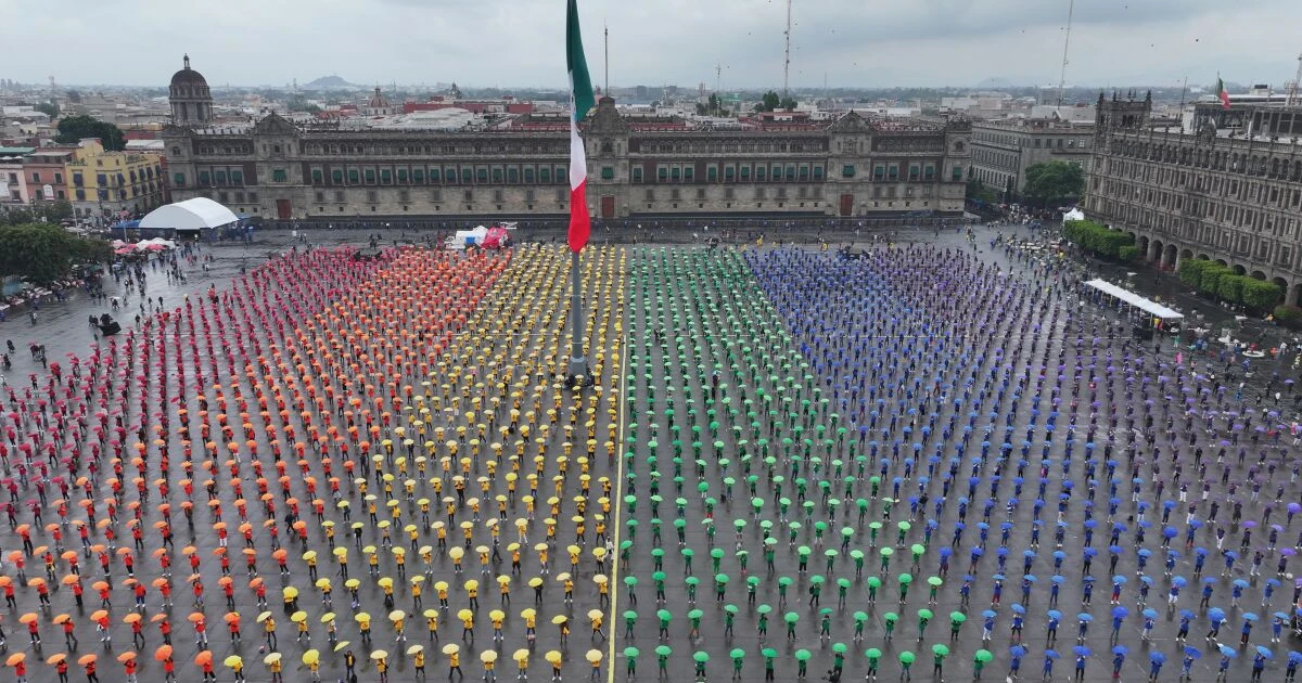 La CDMX celebra el orgullo LGBT+ con bandera gigante en el Zócalo