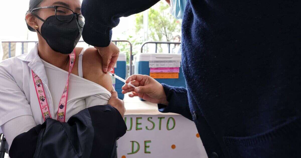 México compra menos dosis, las desperdicia o ejerce pocos recursos en vacunación