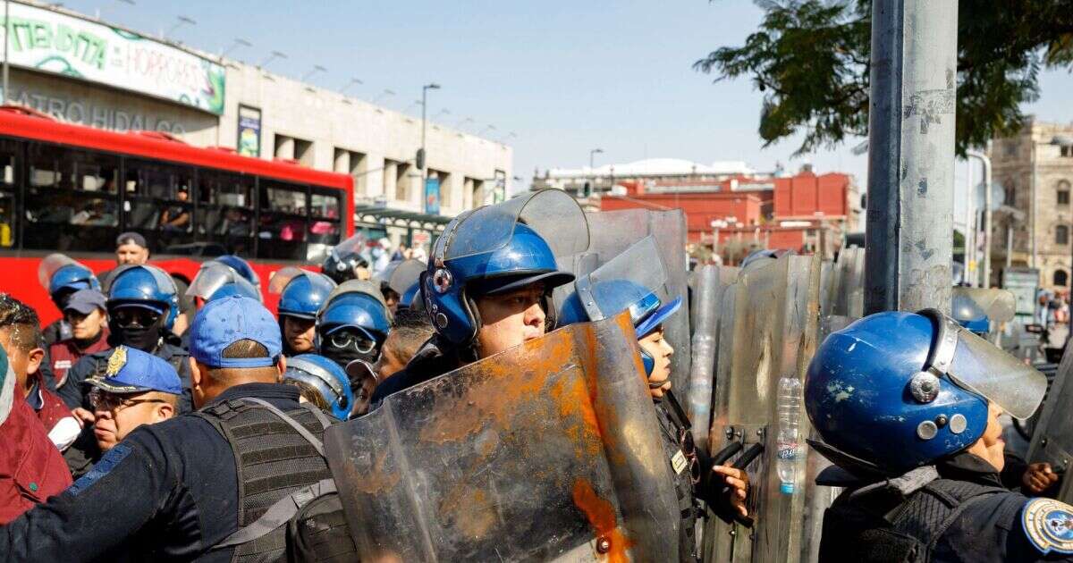 Comerciantes y policías se enfrentan en la Alameda Central de CDMX