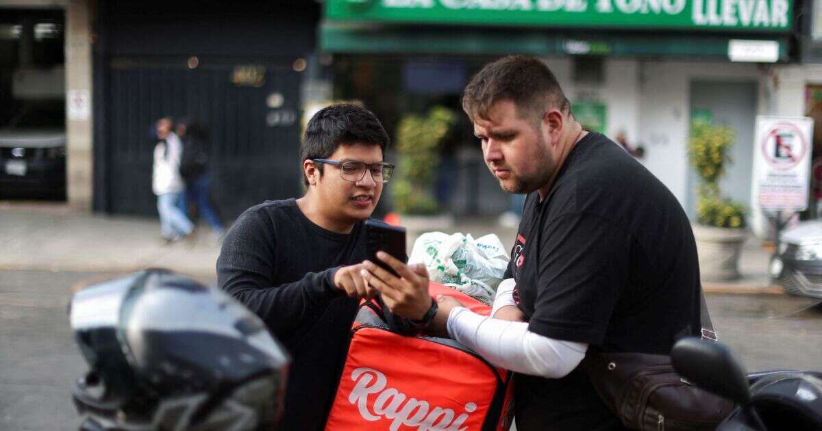 Repartidores celebran acuerdos en el Senado para darles seguro social