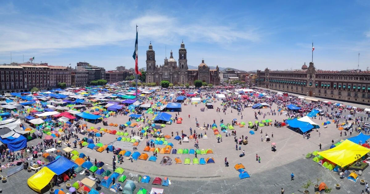 Maestros de la CNTE instalan plantón en el Zócalo de la CDMX