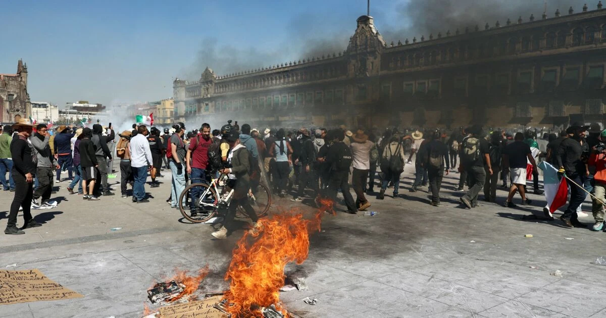 #EnFotos: Manifestantes y policías se enfrentan en el Zócalo de la CDMX