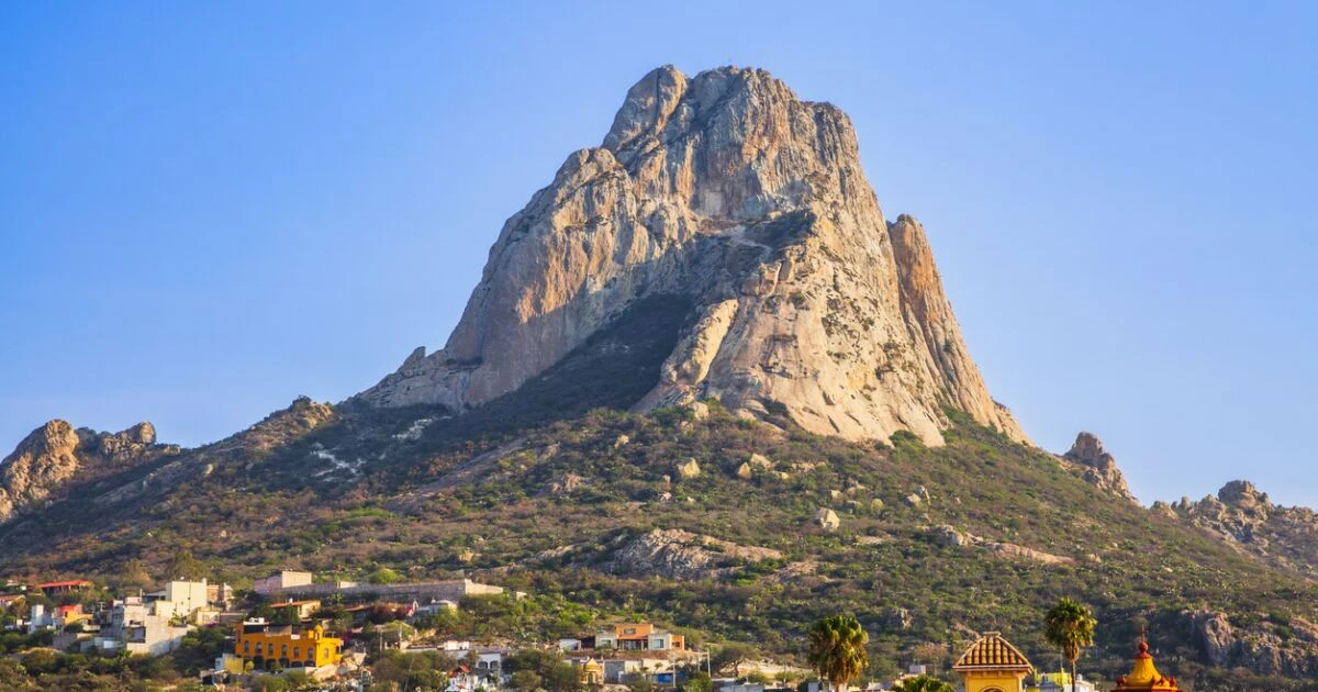 Sancionan a turistas por rayar la Peña de Bernal, Patrimonio Cultural mexicano