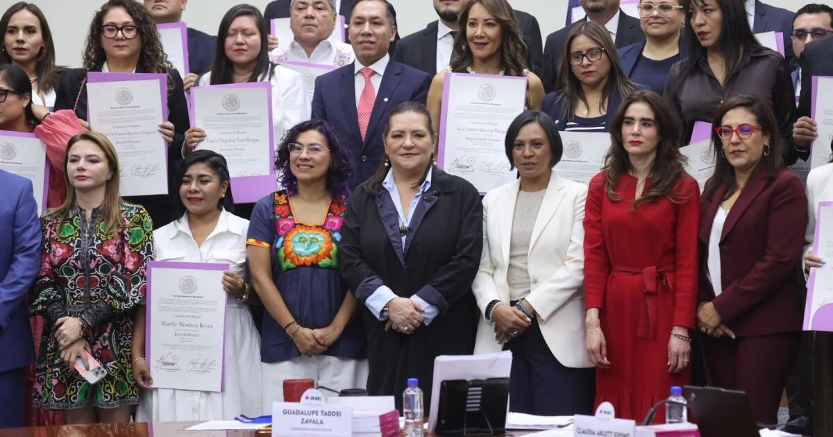 El INE entrega constancias a 45 nuevos juzgadores por orden judicial