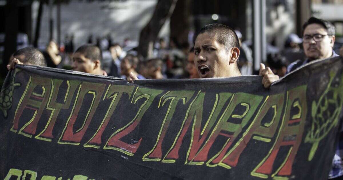 Guerrero lanza campaña con espectaculares para hallar a los 43 de Ayotzinapa