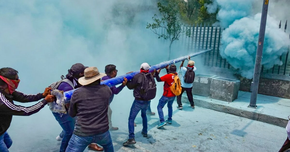 Integrantes de la CNTE irrumpen en oficinas de la SEP