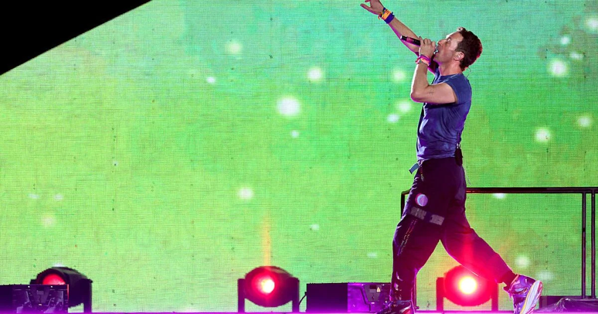 La reacción de Chris Martin al evidenciar a una pareja en concierto de Coldplay
