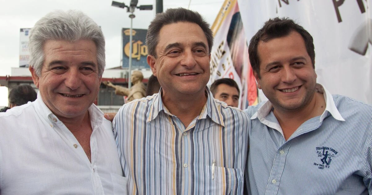 El INE exonera a Pío López Obrador por recibir dinero en sobres amarillos