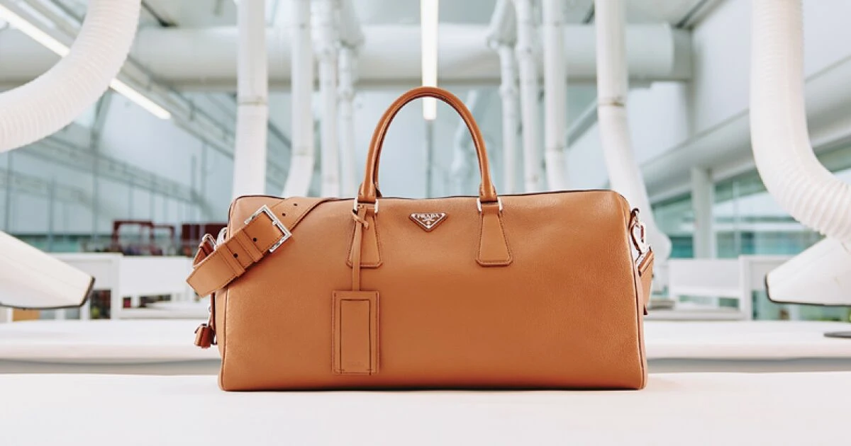 El mundo al hombro con la Duffel Bag de Prada