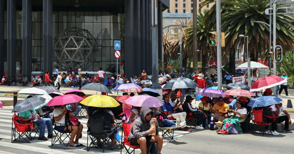CNTE acuerda levantar paro de labores y plantón, pero no define fecha