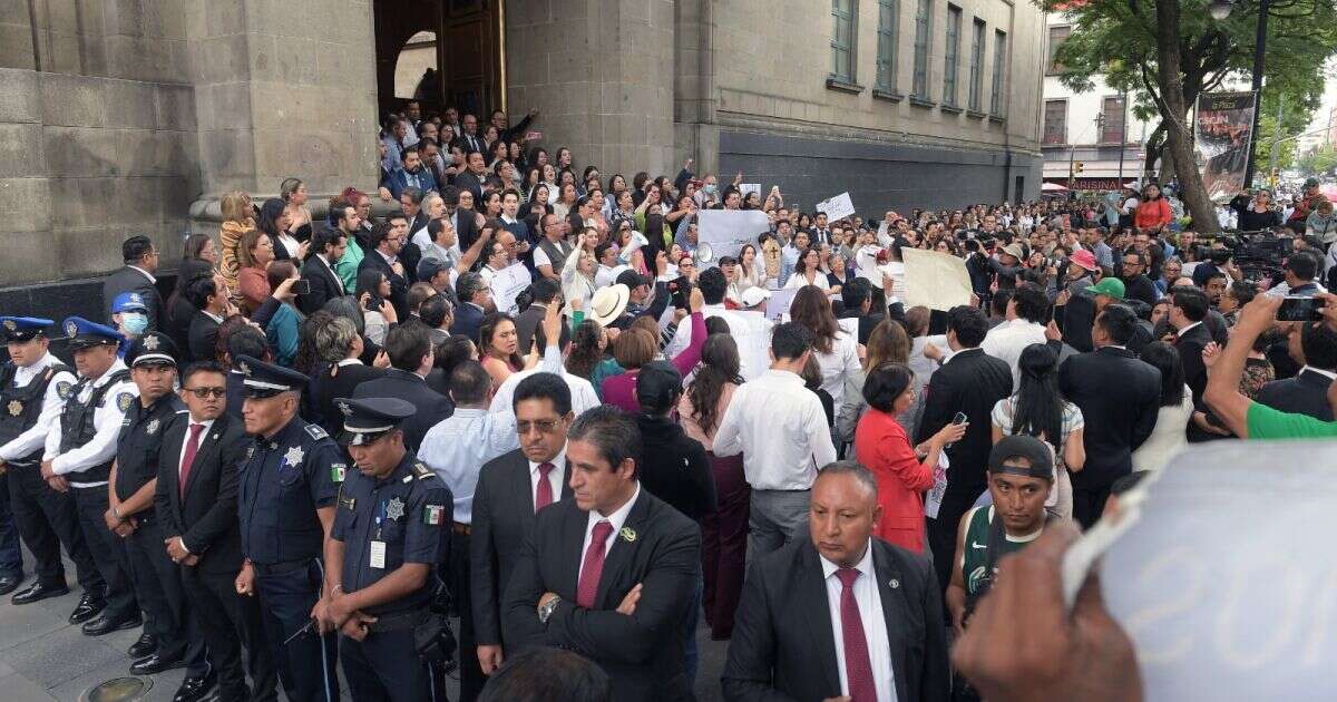 Trabajadores de la SCJN salen de oficinas para rechazar reforma judicial de AMLO