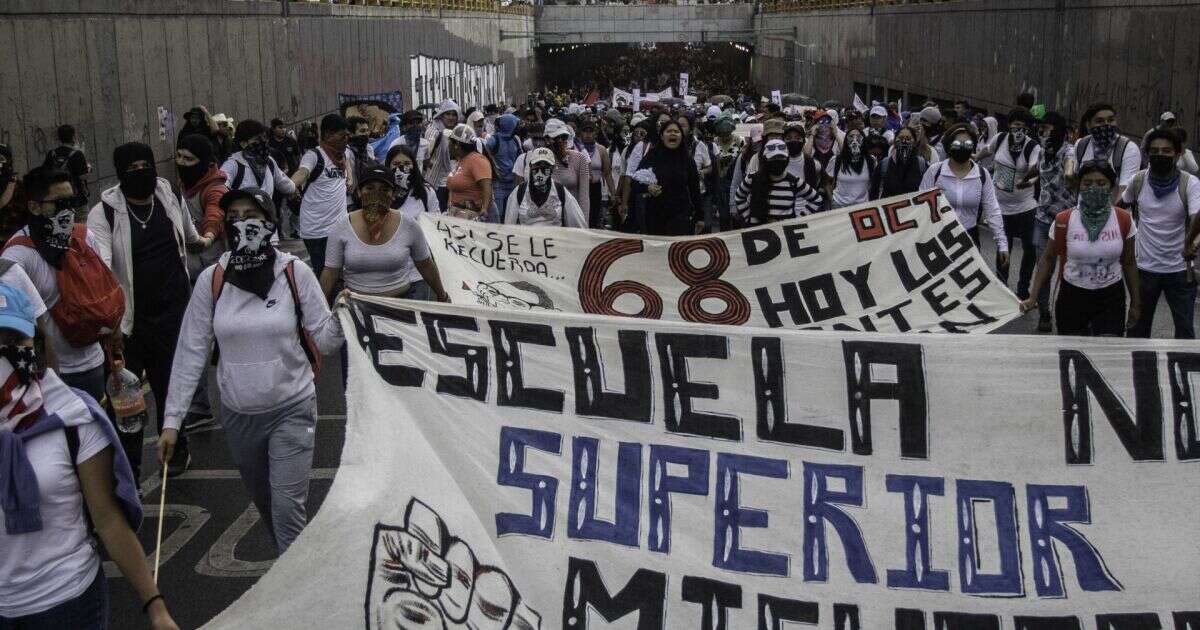 Estudiantes y ciudadanos marchan en CDMX a 56 años de masacre en Tlatelolco