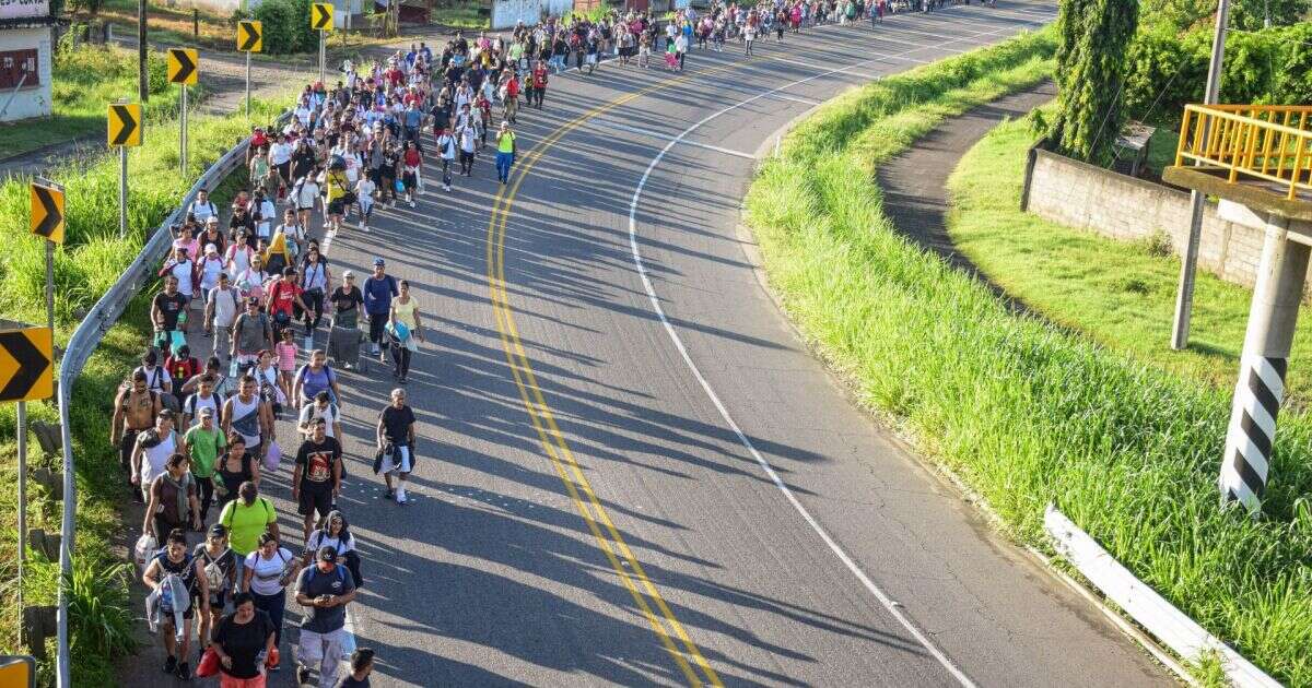 Traficantes llaman a migrantes a cruzar frontera México-EU antes de era Trump