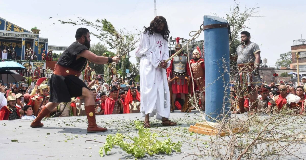 Miles presencian la pasión de Cristo en calles de Iztapalapa