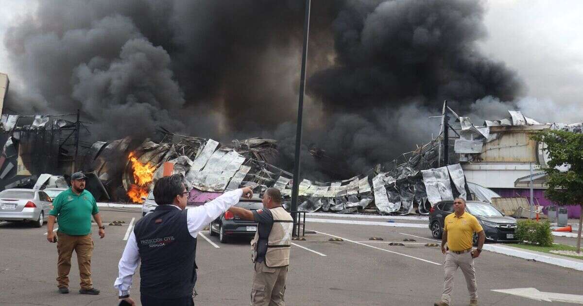 Incendio consume casino en Culiacán, Sinaloa