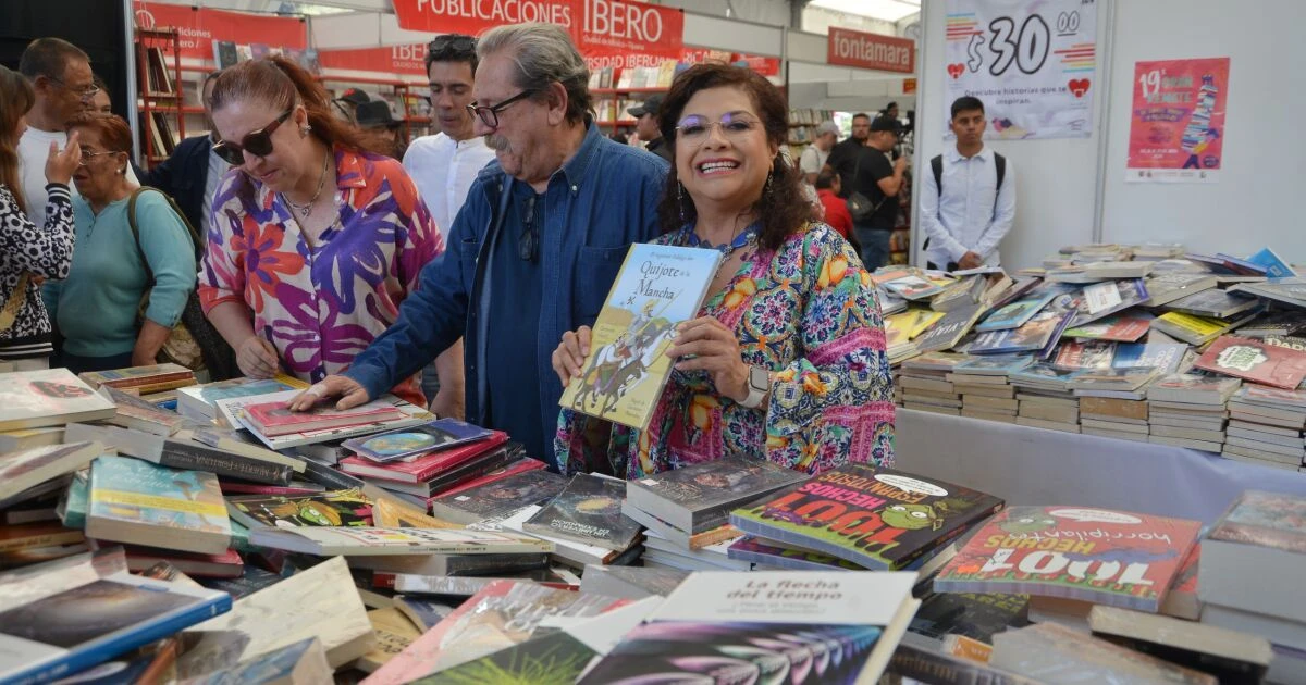 Brugada inaugura el Gran Remate de Libros y anuncia lectura masiva en el Zócalo