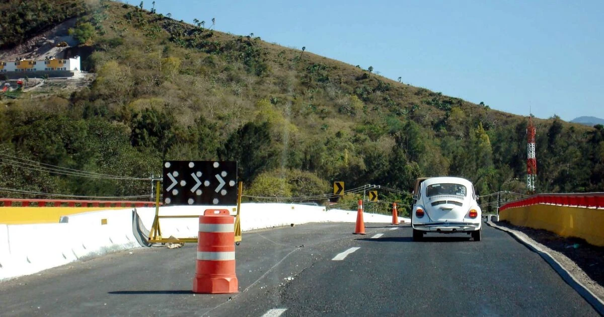 Las carreteras México-Puebla y México-Cuernavaca presentan cierre de carriles