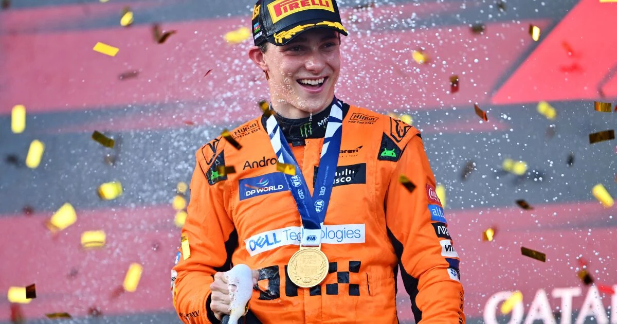 Él es Oscar Piastri, el piloto de McLaren que lidera el campeonato de la F1