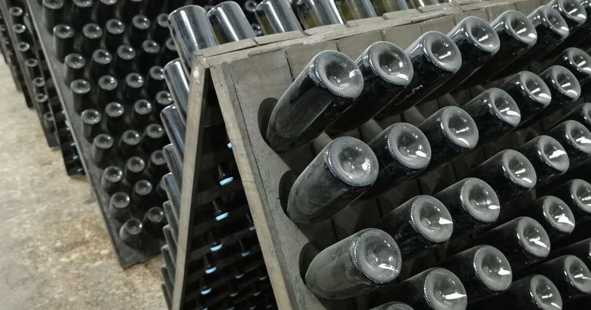 ¿El fondo cóncavo en las botellas mejora el vino? Esto dice el WSET