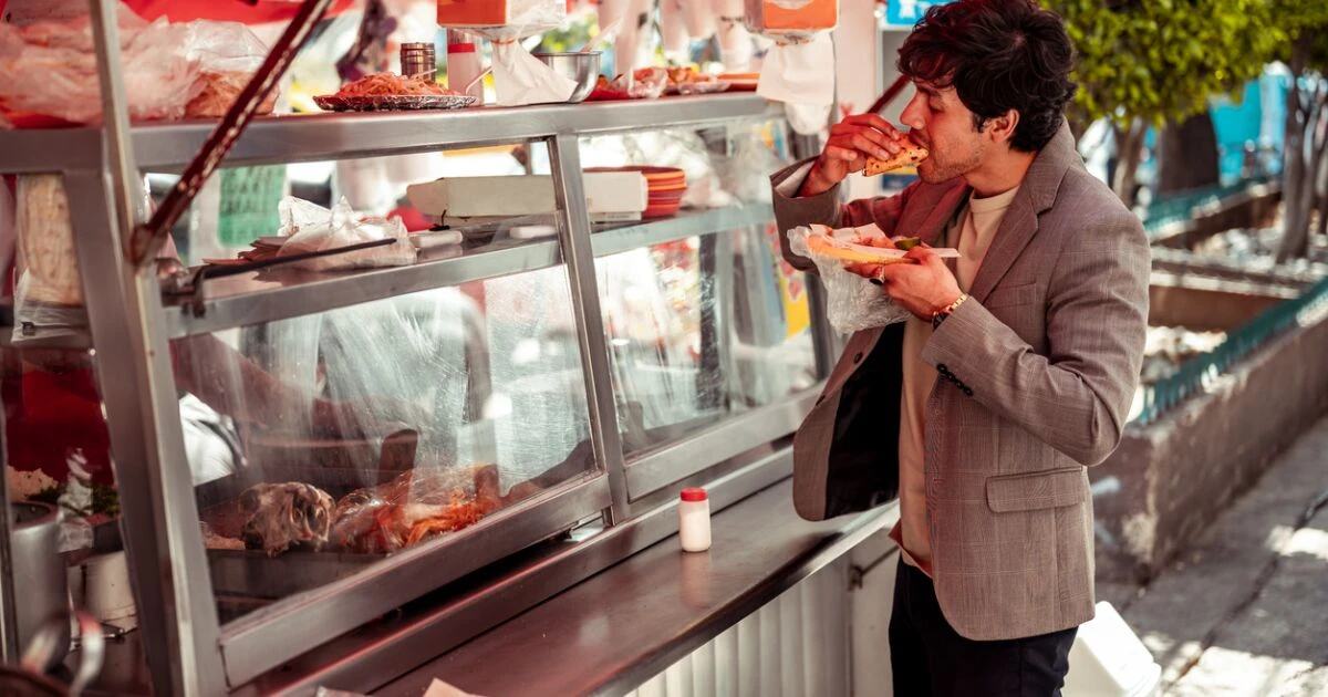¿Comes cerca del Metro? IPN encuentra bacterias fecales en puestos de comida