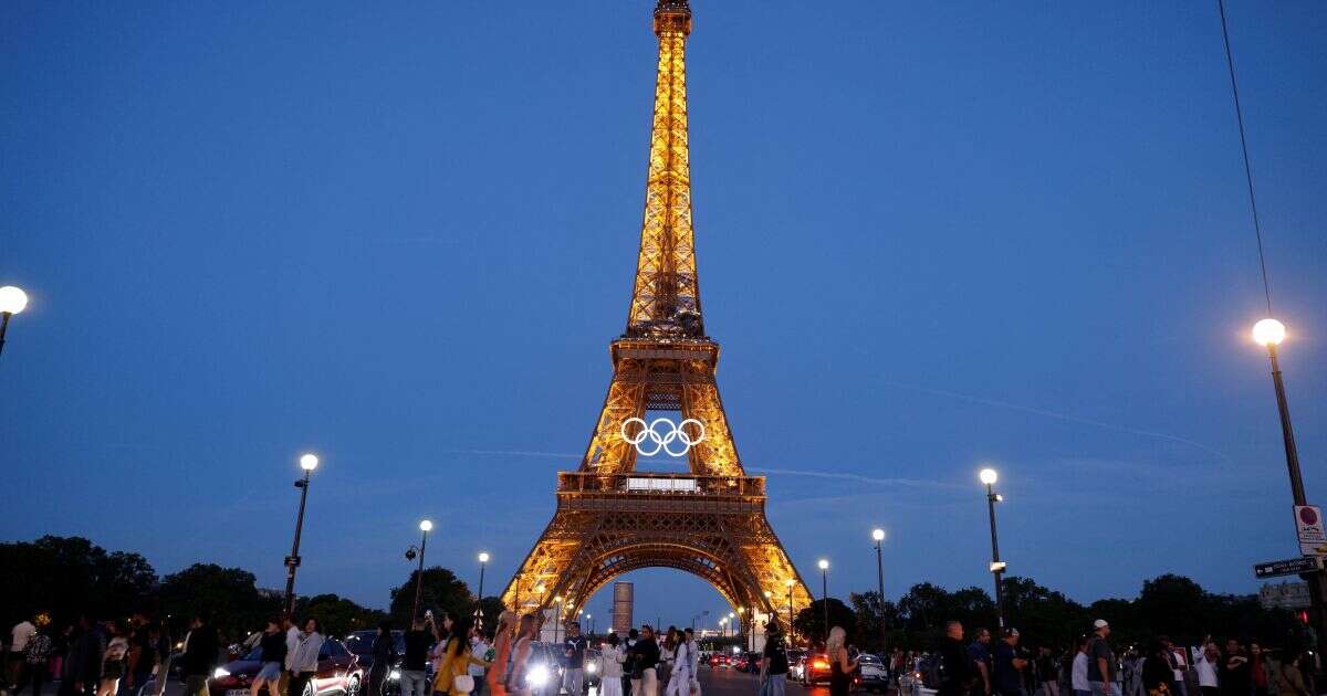 París 2024: Así lucen los anillos olímpicos en la Torre Eiffel