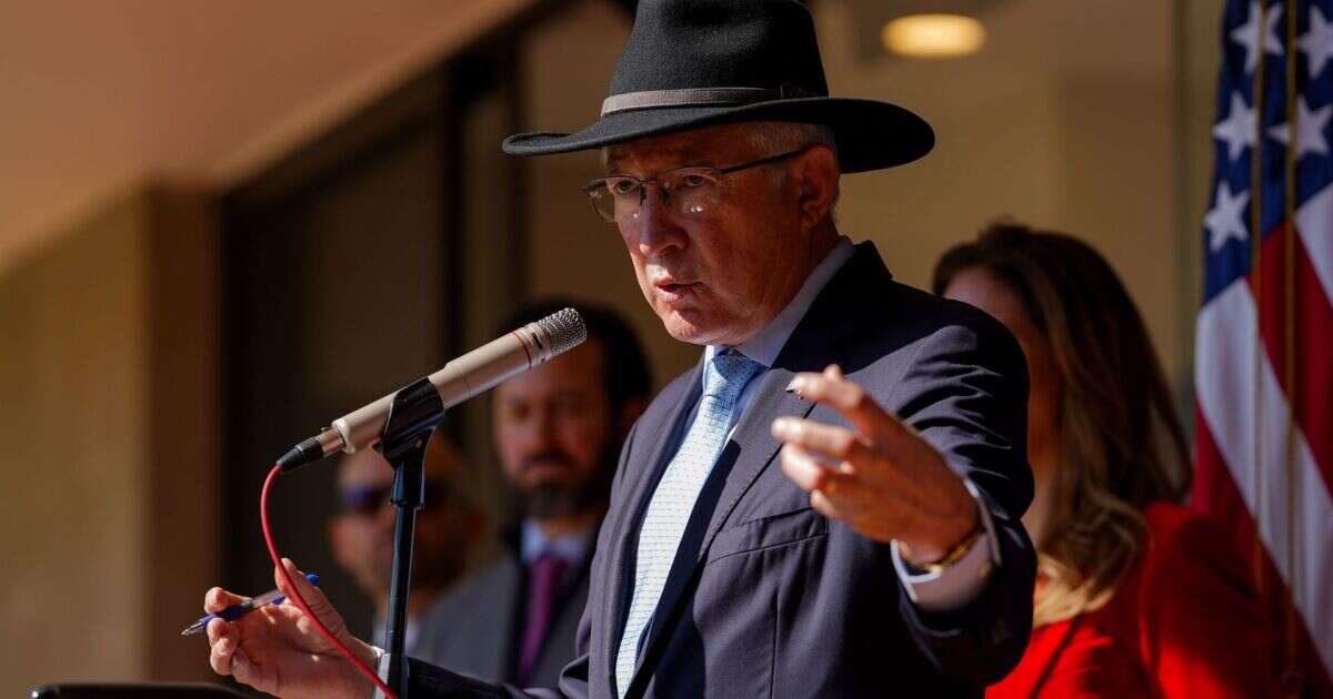 “Tiene mucha experiencia, ayudará mucho”, recula Ken Salazar sobre Johnson