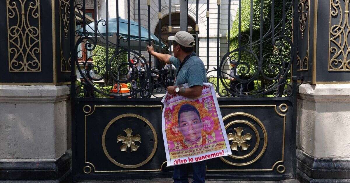 Familias de los 43 de Ayotzinapa alistan marcha para este 26 de septiembre