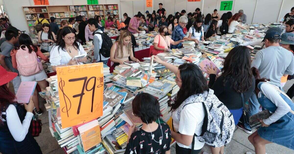 Libros y películas desde 10 pesos en el remate del Monumento a la Revolución