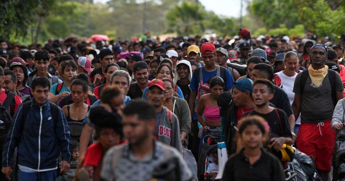 Centenares de migrantes marchan por salvoconductos para llegar a EU