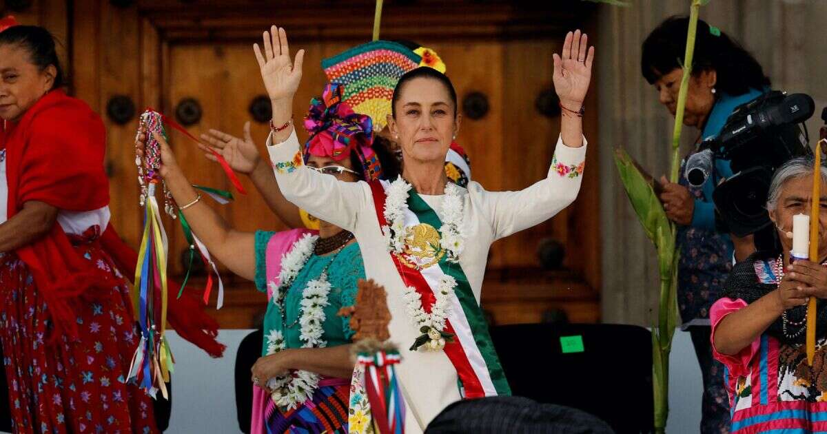 Claudia Sheinbaum recibe el bastón de mando de los pueblos indígenas