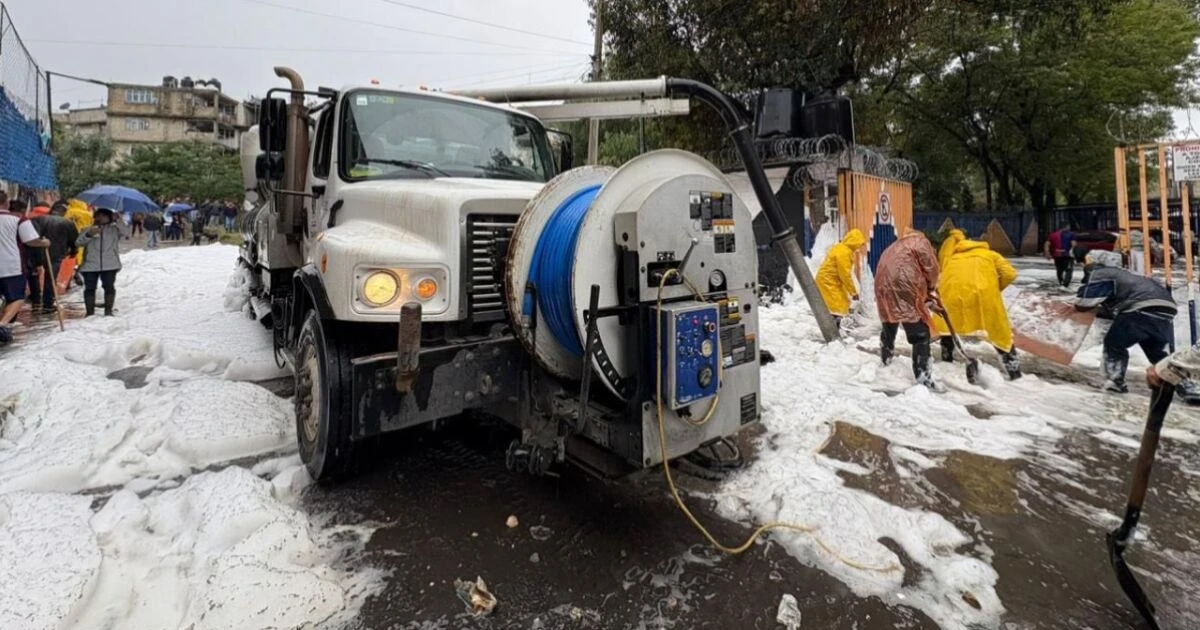 ¿Qué es la espuma que inundó calles de Naucalpan?