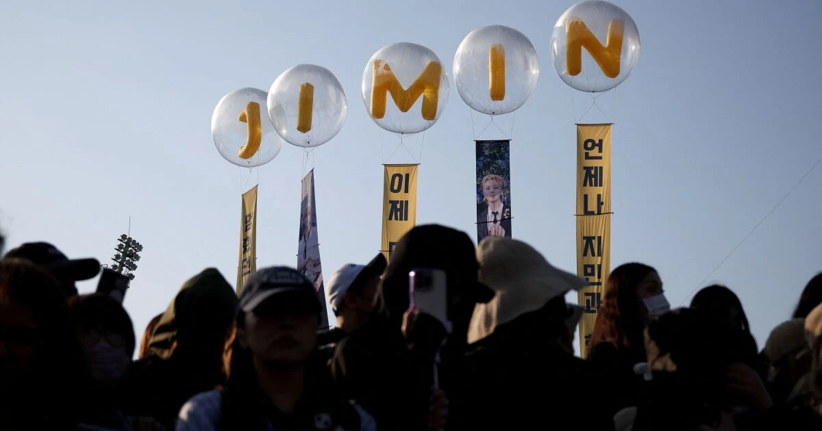 Fans de BTS celebran en Seúl el posible regreso de la banda a los escenarios
