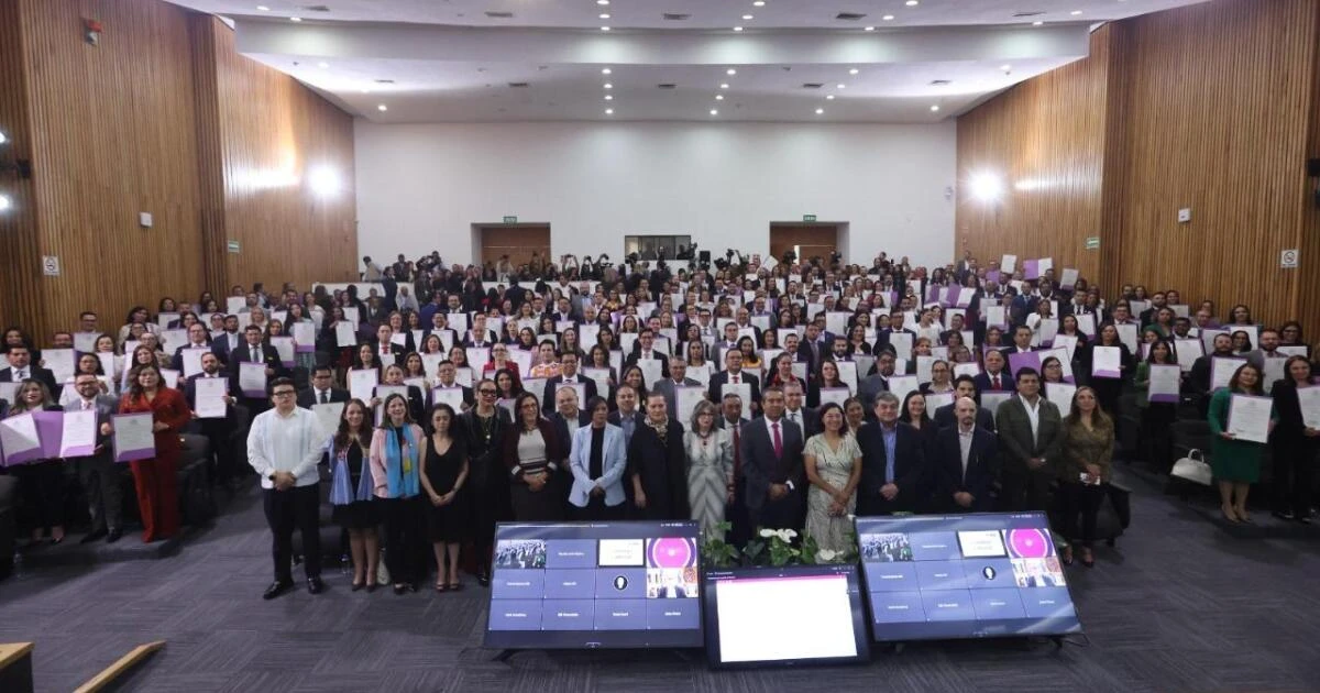 Con atraso, magistrados electos reciben del INE sus constancias de mayoría
