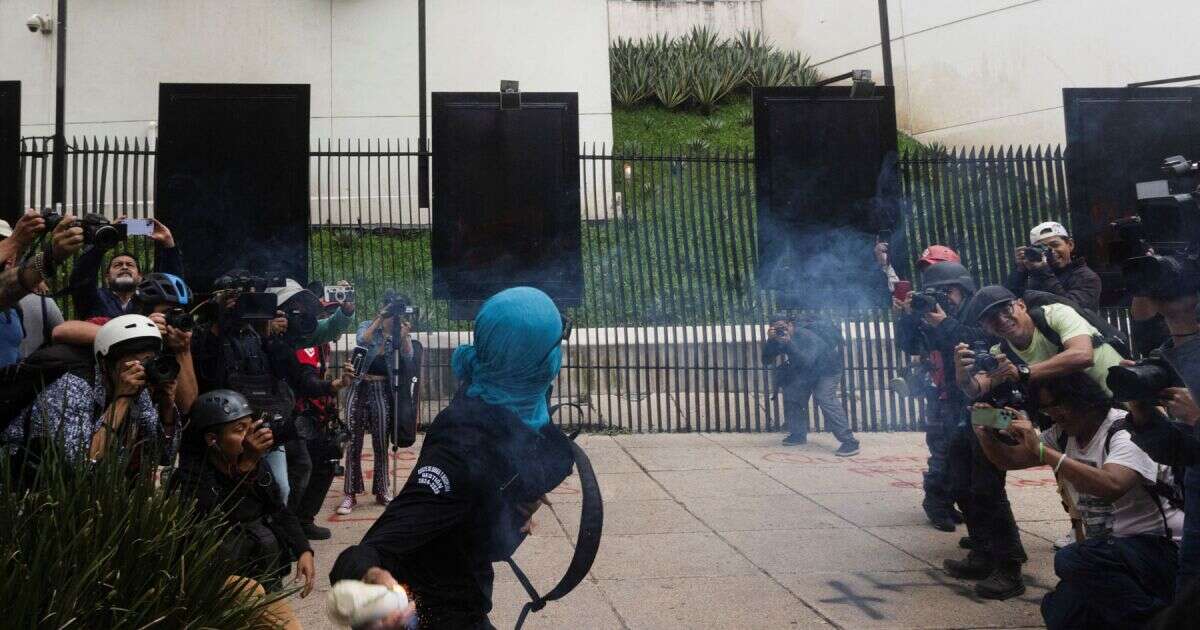 Manifestantes arrojan petardos al Senado en protesta por los 43