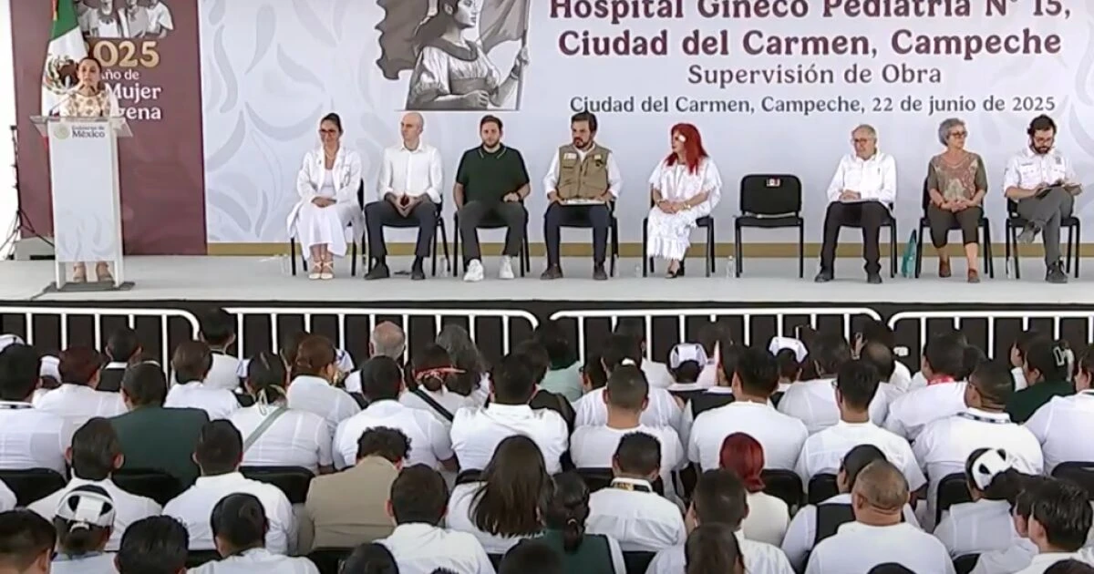 Empresarios y trabajadores reclaman pagos de Pemex fuera de evento de Sheinbaum