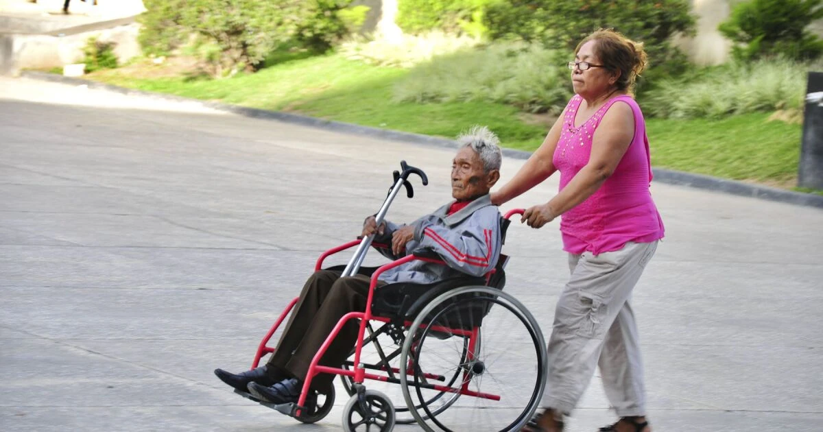 El trabajo de cuidados no remunerado empobrece más a las mujeres que a los hombres