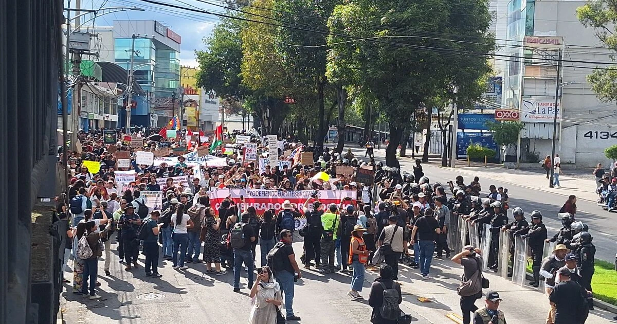 Es fascista e intolerante, dice Sheinbaum sobre quema de libros en marcha