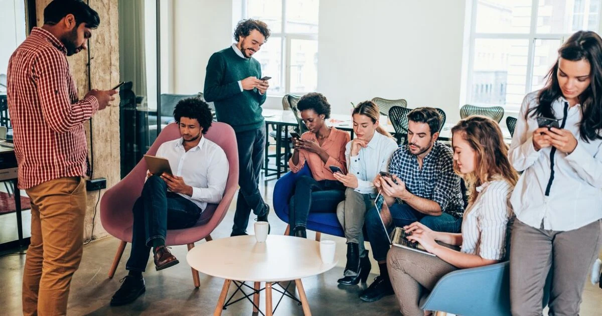 Millennials y centennials, ¿los menos comprometidos con el trabajo?