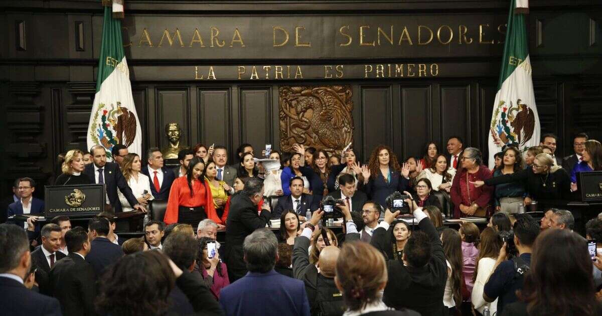 Oposición toma tribuna de sede alterna de Senado; manifestantes buscan ingresar