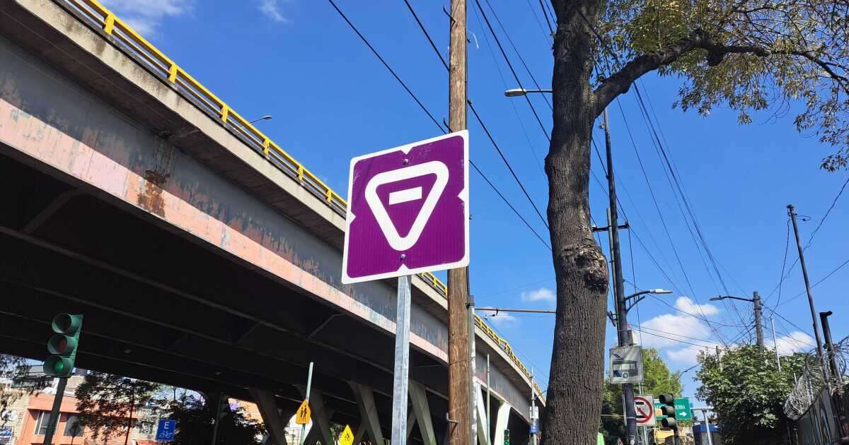 ¿Qué significa este nuevo señalamiento morado en la CDMX?