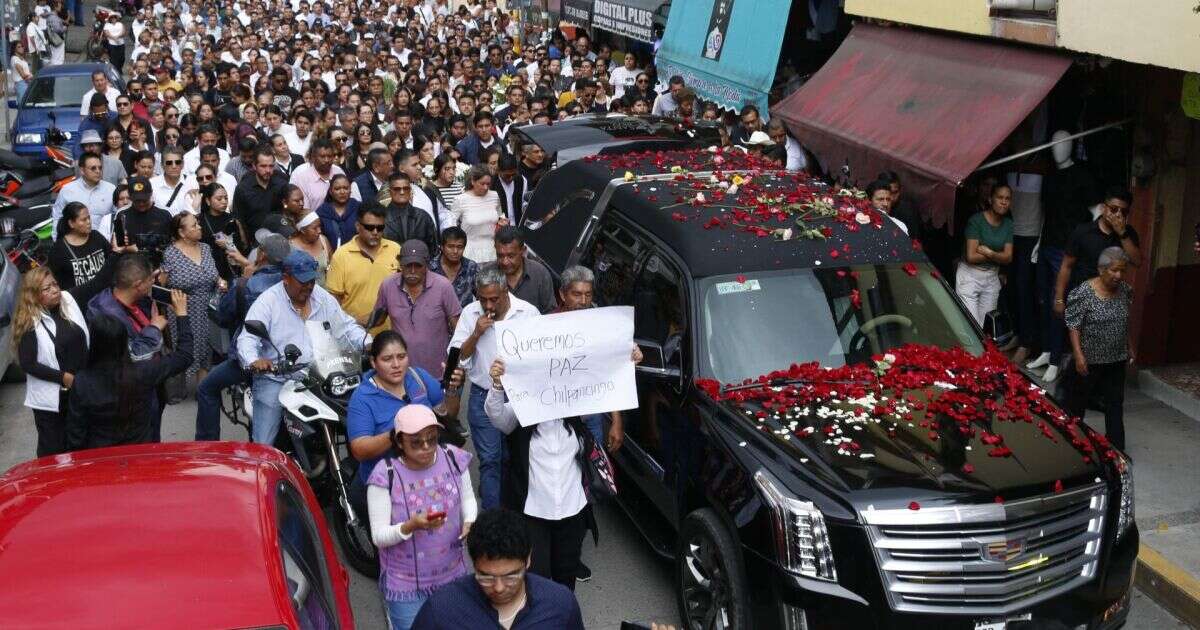 “¡Vendiste a Chilpancingo!”, gritan a exalcaldesa en homenaje a edil asesinado