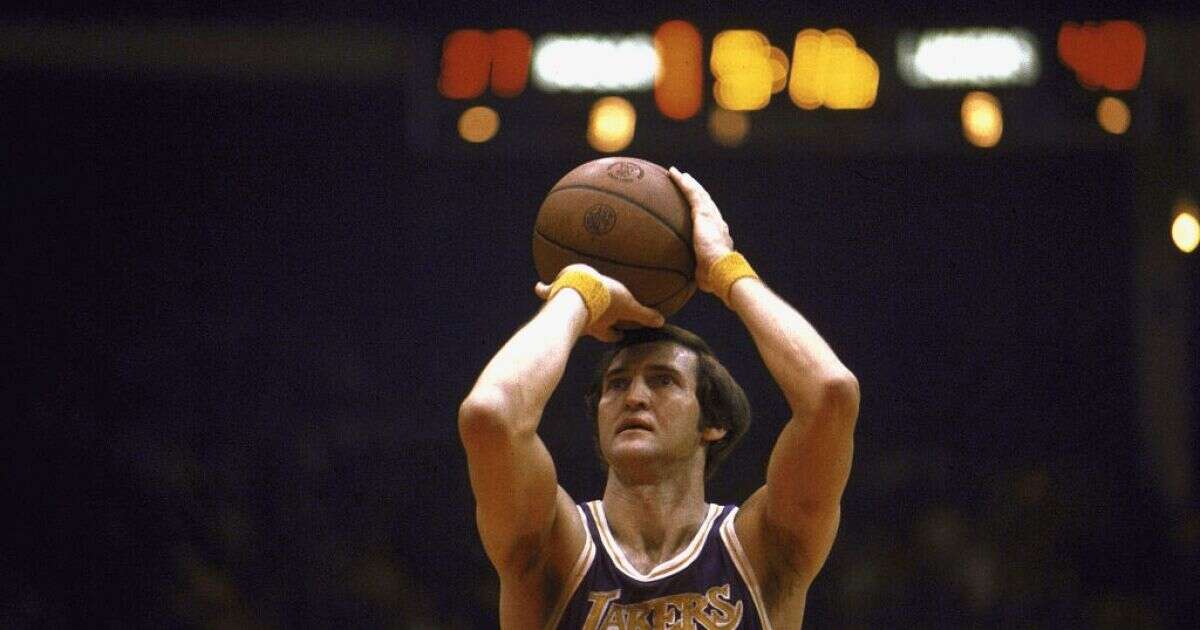 Jerry West, inspiración del logo de la NBA, muere a los 86 años