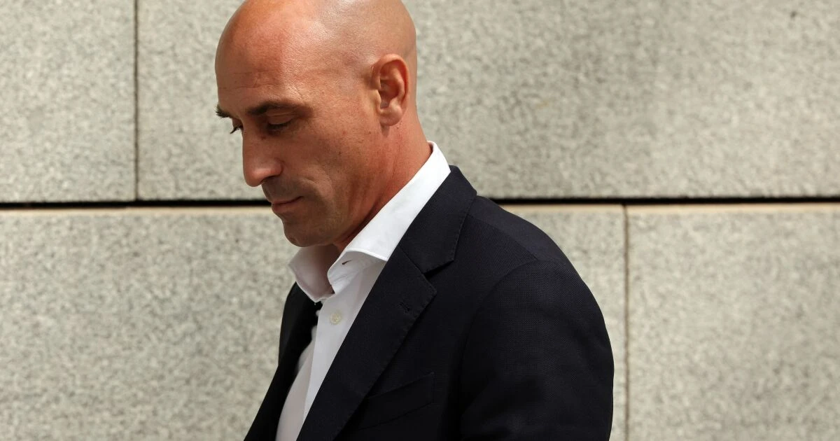 Fiscalía española pide volver a juzgar a Rubiales por beso forzado